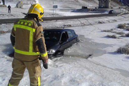 Un coche cae dentro de un lago helado en la Bonaigua
