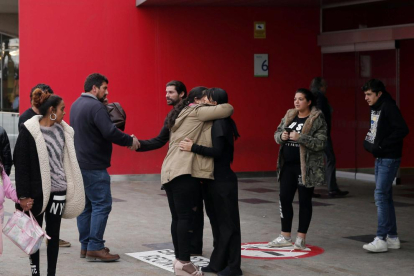 Familiars i amics de l’intern de la presó conversen a l’entrada de l’Hospital d’Oviedo.