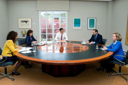 Sánchez se reunió con miembros de su Gobierno antes de anunciar la reforma hipotecaria.