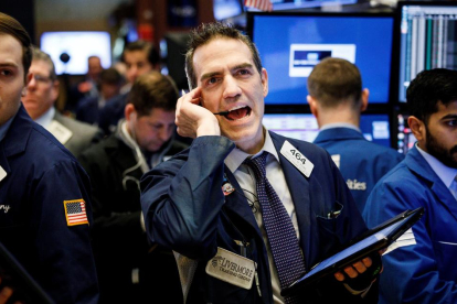 Agentes de bolsa trabajan en la Bolsa de Nueva York tras varias convulsas sesiones con alta volatilidad.