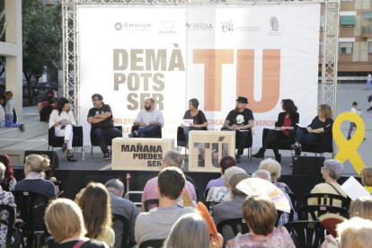 Mauri, tercero por la izquierda, durante el acto ayer en Lleida.