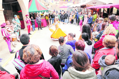 Músics, joglars i ballarines van omplir ahir d’espectacles el centre històric d’Arbeca.