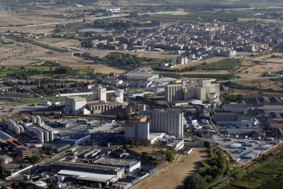 Vista aérea del polígono de El Segre con el barrio de La Bordeta en el fondo.
