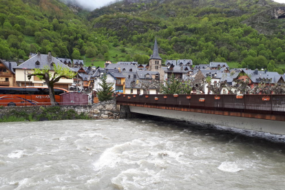 La crescuda de la Garona, que va superar els 80 metres cúbics per segon, prop del nivell d’un pont al municipi de Bossòst ahir a la tarda.
