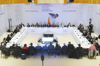 Una vista general de la reunió de la Taula de Treball permanent de Pirineus-Barcelona ahir a la seu de l'Inefc de la capital catalana.