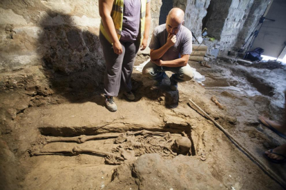 Uno de los tres esqueletos que se han encontrado en un antiguo horno de Guissona.