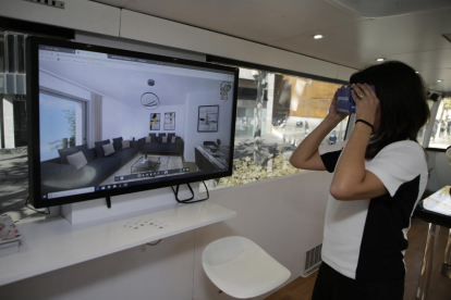 Els visitants podien veure l’interior dels pisos amb ulleres virtuals.