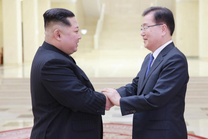 Kim Jong-Un saluda al jefe de Seguridad Nacional de Seúl.