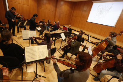 L’OJC, amb Alfons Reverté a la batuta i Joan Espina com a violí solista, ahir en un assaig per a Animac.