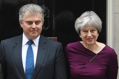 Theresa May posa al costat del nou president conservador, Brandon Lewis.