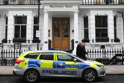 Un vehículo policial permanece estacionado a la entrada del hotel Mayflower de Londres.