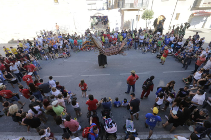 Desenes de persones es van donar cita ahir a la plaça Major d’Artesa per veure ballar les figures del bestiari.