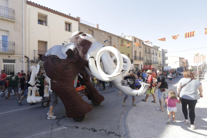 Desenes de persones es van donar cita ahir a la plaça Major d’Artesa per veure ballar les figures del bestiari.