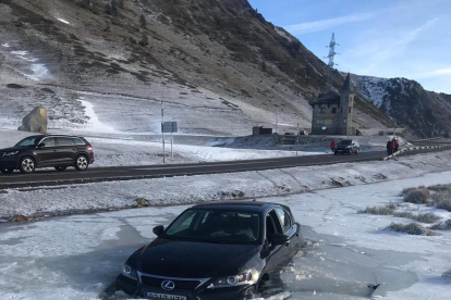 El coche quedó atrapado en el hielo a escasos metros de la carretera.
