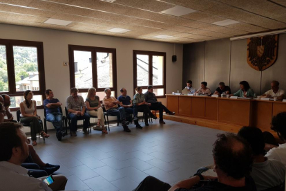 Imagen de la reunión que la consellera Jordà mantuvo ayer con los ganaderos del Sobirà en Sort.