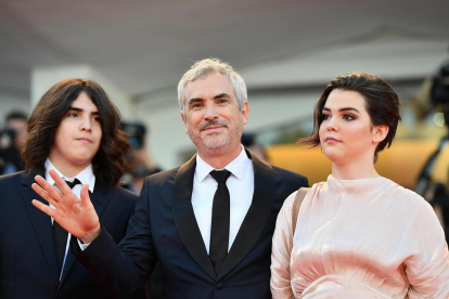 El director mexicano Alfonso Cuarón a su llegada a la entrega de premios junto a sus hijos. 