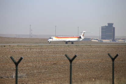 Maniobras de despegue y aterrizaje de un avión de Air Nostrum ayer en la pista de Alguaire.