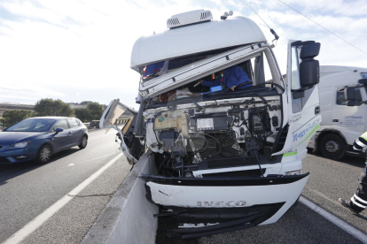 El camión implicado en el accidente de este lunes por la mañana en la autovía A-2 en Alcoletge.
