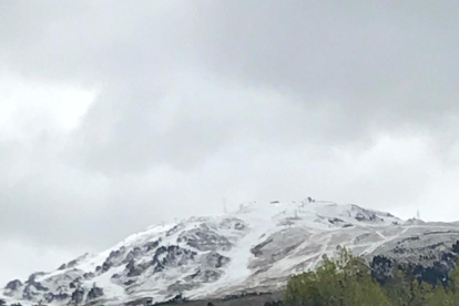 En Baqueira las cumbres quedaron cubiertas por la nieve. 