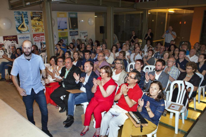 Francesc Duch, ganador del 7lletres, en el momento de ir a recoger el galardón.