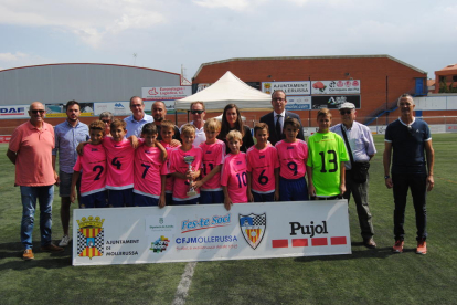 El equipo ganador del torneo, el Gimnàstic de Manresa, posa con el trofeo.