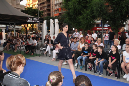 La sessió de zumba a la plaça Ricard Viñes va ser una de les activitats que van amenitzar la Nit Oberta, en què moltes botigues van oferir piscolabis.