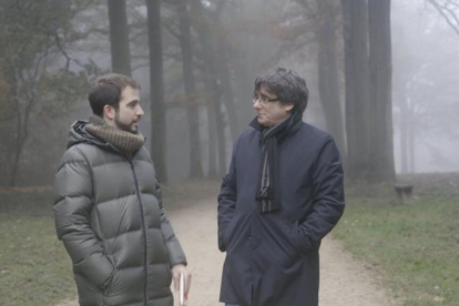 Puigdemont i Ustrell conversen passejant per un bosc.
