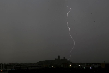 Imatge de la tempesta que es va produir ahir a la tarda a Lleida.