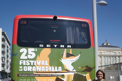 Carles Gibert, alcalde de la Granadella, davant del bus amb el cartell promocional del festival.