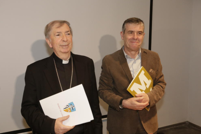 El obispo de Lleida, Salvador Giménez, y el director del Museu, Josep Giralt, ayer en buena sintonía.