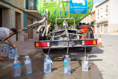 Reparten agua en Sarroca de Lleida con un camión cisterna