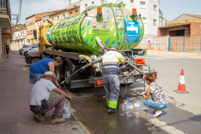 Reparteixen aigua a Sarroca de Lleida amb un camió cisterna