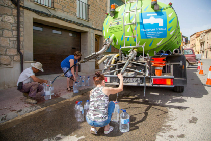 Reparten agua en Sarroca de Lleida con un camión cisterna