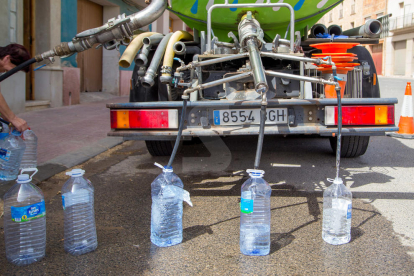Reparteixen aigua a Sarroca de Lleida amb un camió cisterna