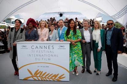 Los miembros del jurado de la sección oficial, presidido por la actriz Cate Blanchett (3ª por la izquierda), ayer antes de la inauguración. 