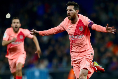 Messi celebra el primer gol del duel, aconseguit després d’executar una falta perfecta.