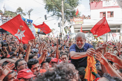 Lula, aclamat pels seus seguidors poc abans d’entregar-se a les autoritats brasileres, ahir.