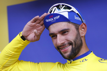 Fernando Gaviria mira cap enrere a l’esprint de la primera etapa del Tour de França.