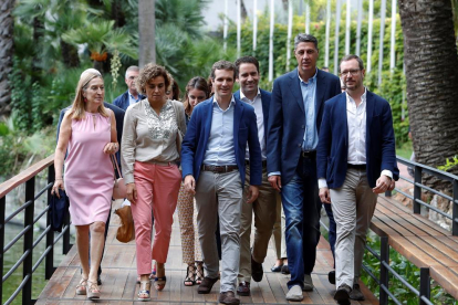 El líder del PP, Pablo Casado, acompanyat per la plana major de la seua formació, ahir a Barcelona.