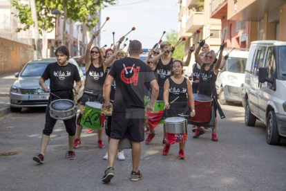 Les celebracions d'aquest barri de Lleida van comptar amb una festa holi de colors i escuma.