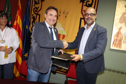 L’alcalde Josep Ibarz i el conseller, ahir durant la firma de l’acord.