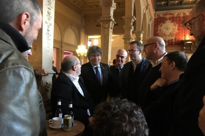 El alcalde de Mollerussa, Marc Solsona, junto a Puigdemont, ayer.