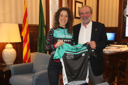 Ramona Gabriel regaló ayer una camiseta al presidente de la Diputación, Joan Reñé.