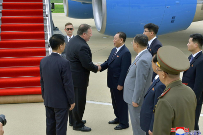 Pompeo (esquerra) dóna la mà al cap del departament de Treball, Kim Yong-chol.