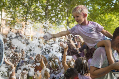 Las celebraciones de este barrio de Lleida contaron con una fiesta holi de colores y espuma.
