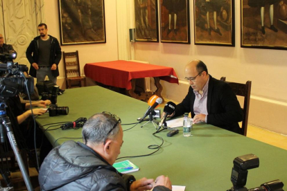 La roda de premsa de l'alcalde de Cervera, Ramon Royes.
