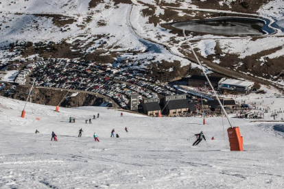 El complejo de Boí Taüll ha congregado a más de 4.000 esquiadores cada día. En la imagen una vista del parquing de la estación de la Alta Ribagorça lleno. 