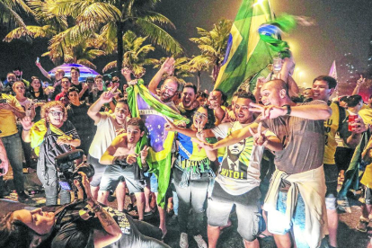 Seguidores de Bolsonaro celebran su triunfo electoral frente a su casa, en Rio de Jainero.
