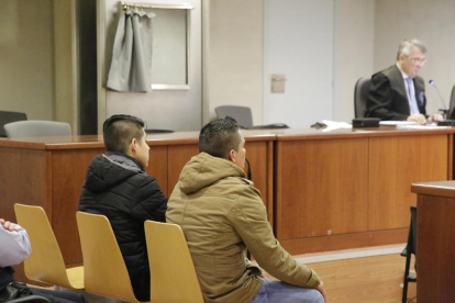 Els dos condemnats per la violació de Vielha durant el judici celebrat a l’Audiència.