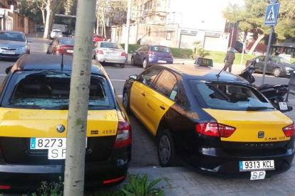 Taxis amb les llunes posteriors trencades a Barcelona.